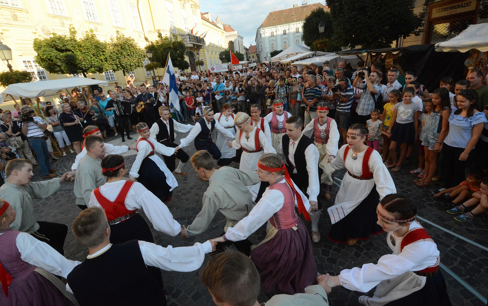 Így kezdődött a Nemzetközi Néptáncfesztivál Fehérváron